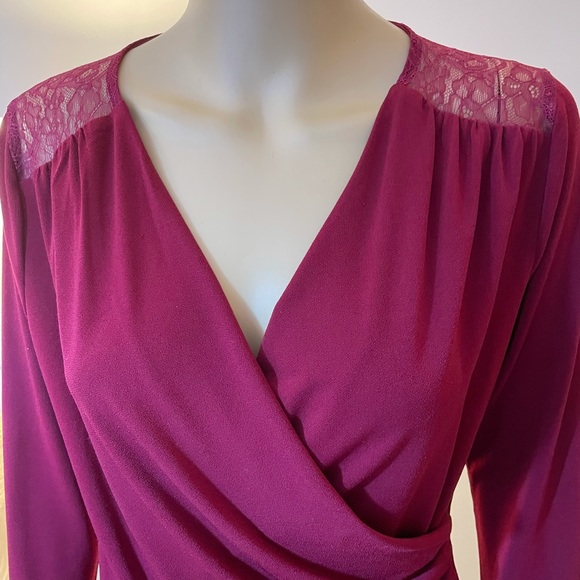 Ann Taylor, Burgundy V Neck Crossover, Ruched side, Lace shoulder Top Sz… - Picture 8 of 8